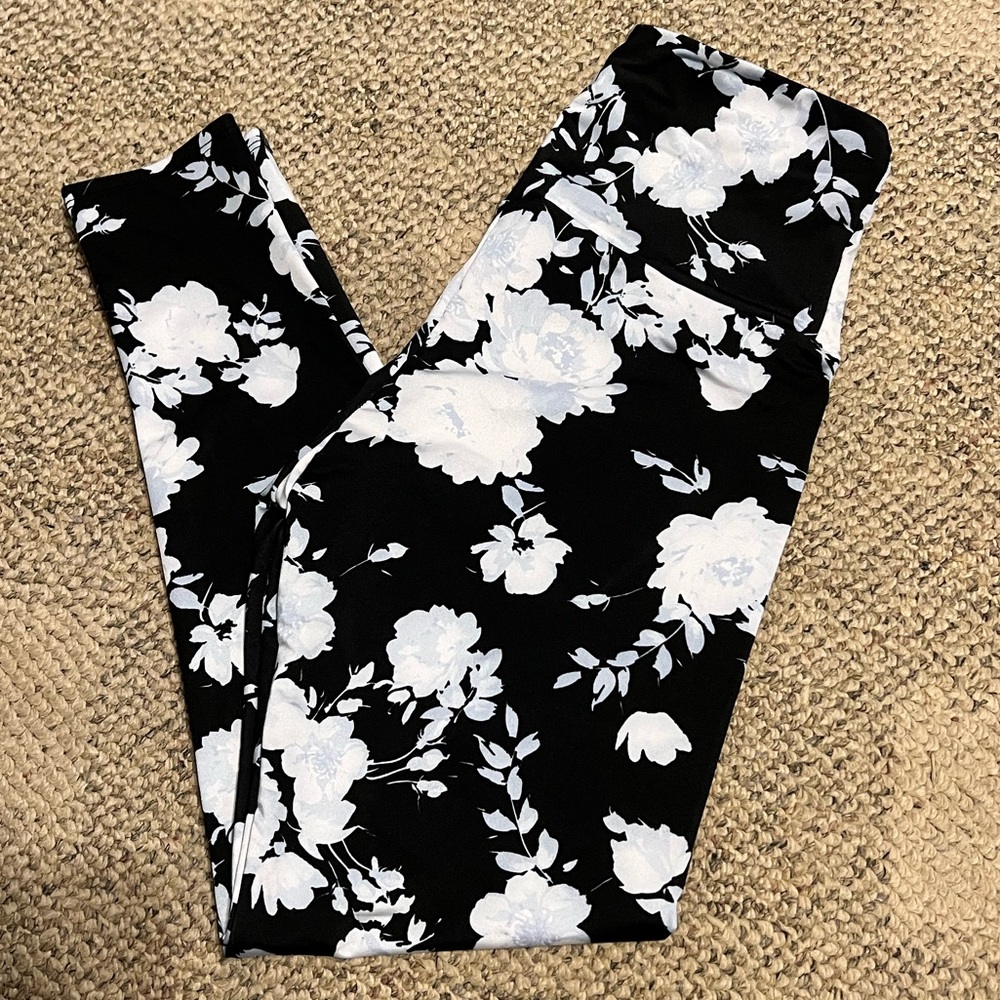 Onzie black, white and light blue floral leggings.